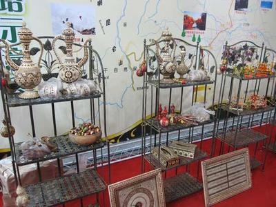 匠心獨(dú)運(yùn) 新疆喀什多功能茶臺(tái)的工藝與文化